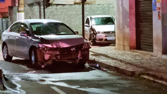 Violento choque entre carros no Centro de Itabirito, em frente à Oficina do Vilela, mata passageira