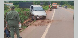 BR-356, perto da Rodoviária de Itabirito: carro desgovernado arranca poste e para na contramão BR-356, perto da Rodoviária de Itabirito: carro desgovernado arranca poste e para na contramão