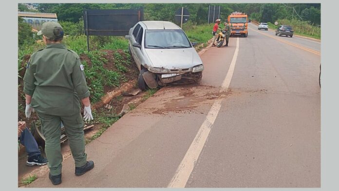 BR-356, perto da Rodoviária de Itabirito: carro desgovernado arranca poste e para na contramão