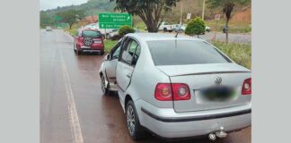 BR-356 com pista molhada: carro acerta 2 postes em frente à Rodoviária de Itabirito BR-356 com pista molhada: carro acerta 2 postes em frente à Rodoviária de Itabirito