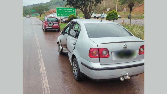 BR-356 com pista molhada: carro acerta 2 postes em frente à Rodoviária de Itabirito