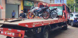 GCM, Itabirito: motoqueiros fogem de blitz, mas são autuados; motos (com placas levantadas) removidas GCM, Itabirito: motoqueiros fogem de blitz, mas são autuados; motos (com placas levantadas) removidas