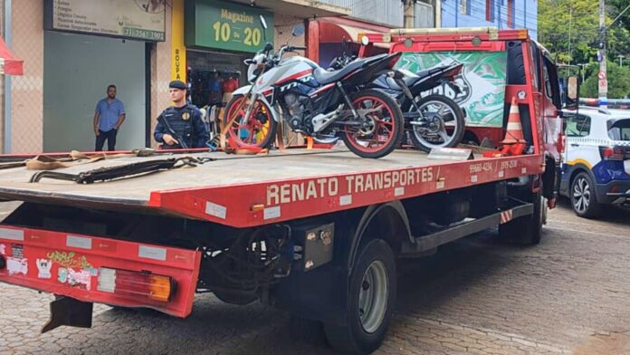 GCM, Itabirito: motoqueiros fogem de blitz, mas são autuados; motos (com placas levantadas) removidas