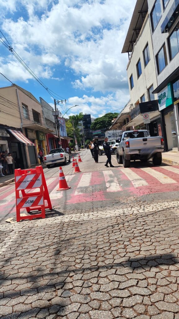 GCM, Itabirito: motoqueiros fogem de blitz, mas são autuados; motos (com placas levantadas) removidas