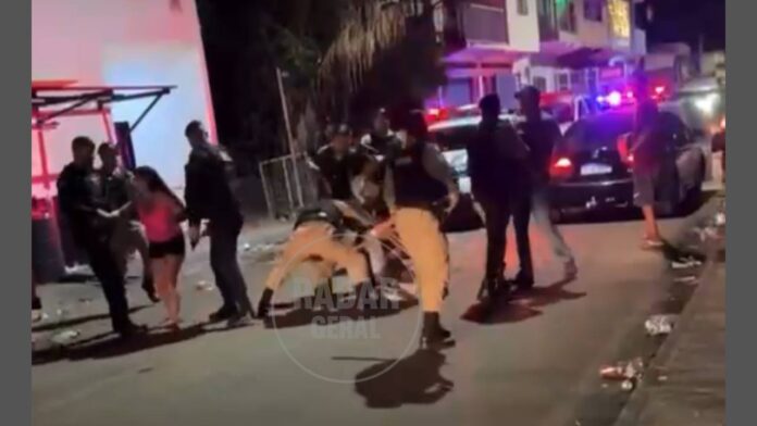 Uma aglomeração na noite de Natal (25/12) terminou em confusão e confronto entre populares e a Polícia Militar no bairro Padre Eustáquio, em Itabirito (MG).