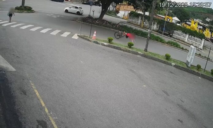 Itabirito: menino de 12 anos é levado para Santa Casa de Ouro Preto após grave acidente de bike; VÍDEO
