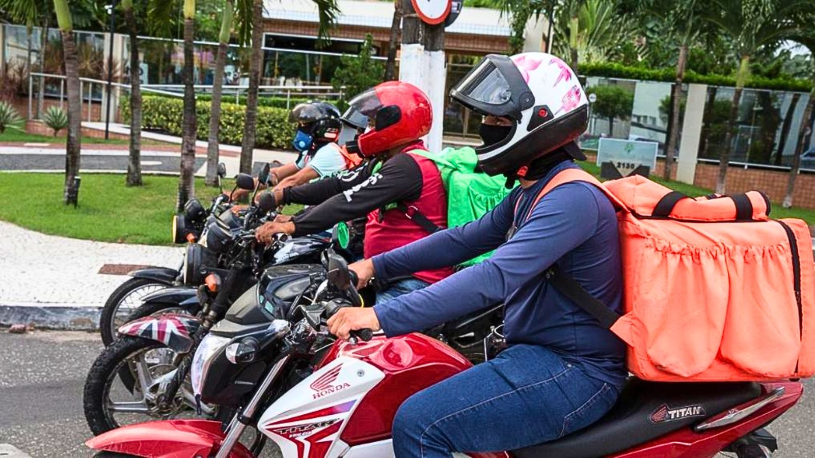 Mariana: entrega por motoboy é discutida em projeto na Câmara; maioria dos pedidos deve ficar na portaria Mariana: Câmara discute Projeto de Lei que desobriga motoboys a entrarem em condomínios e prédios