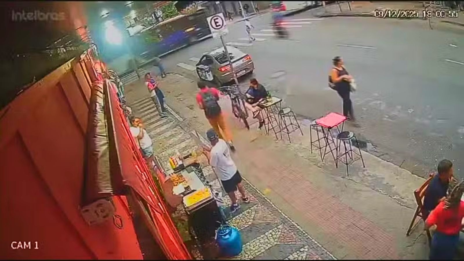 Quase pega pedestre em BH: vídeo mostra choque com ônibus que matou motoqueiro em alta velocidade Quase pega pedestre em BH: vídeo mostra choque com ônibus que matou motoqueiro em alta velocidade