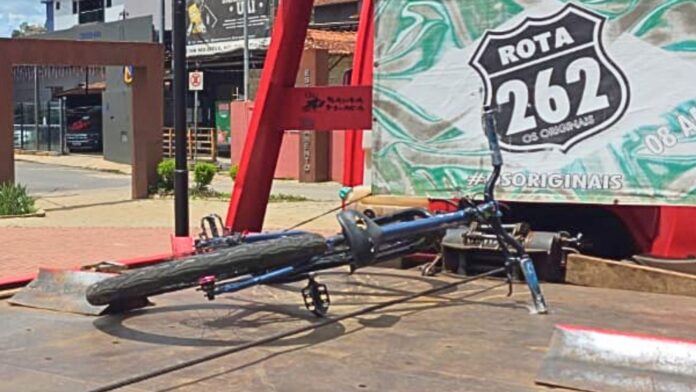 2 bikes removidas na Centenário: adolescente empina bicicleta entre pedestres; outro desacata GCM e foge