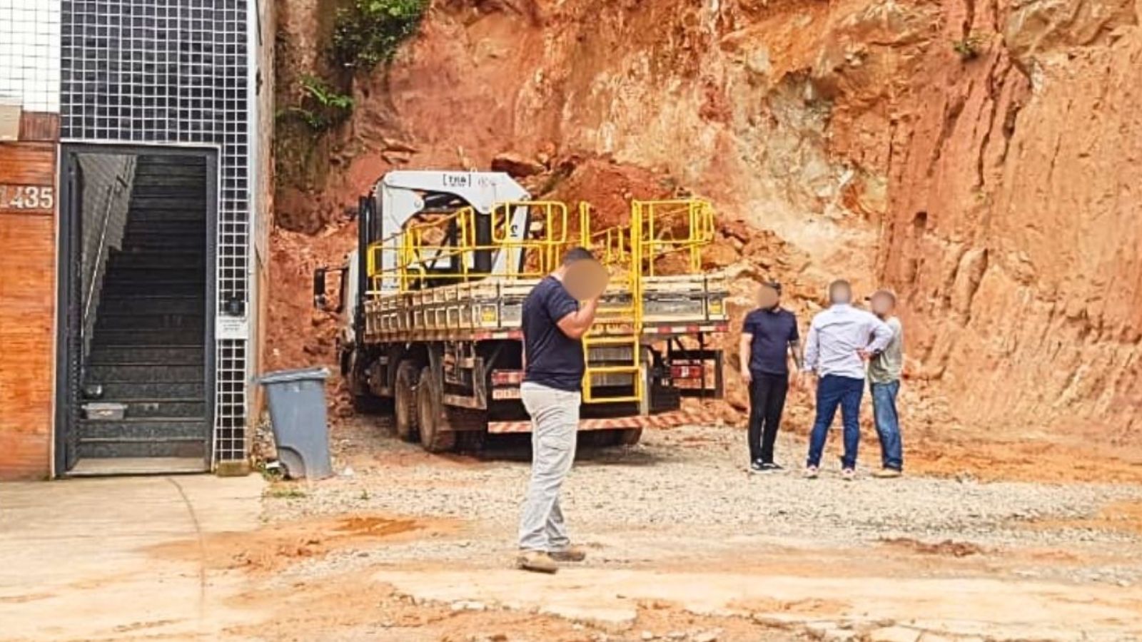 Itabirito: barranco cede no São José e terra atinge 2 veículos; dono do lote já havia sido notificado do risco