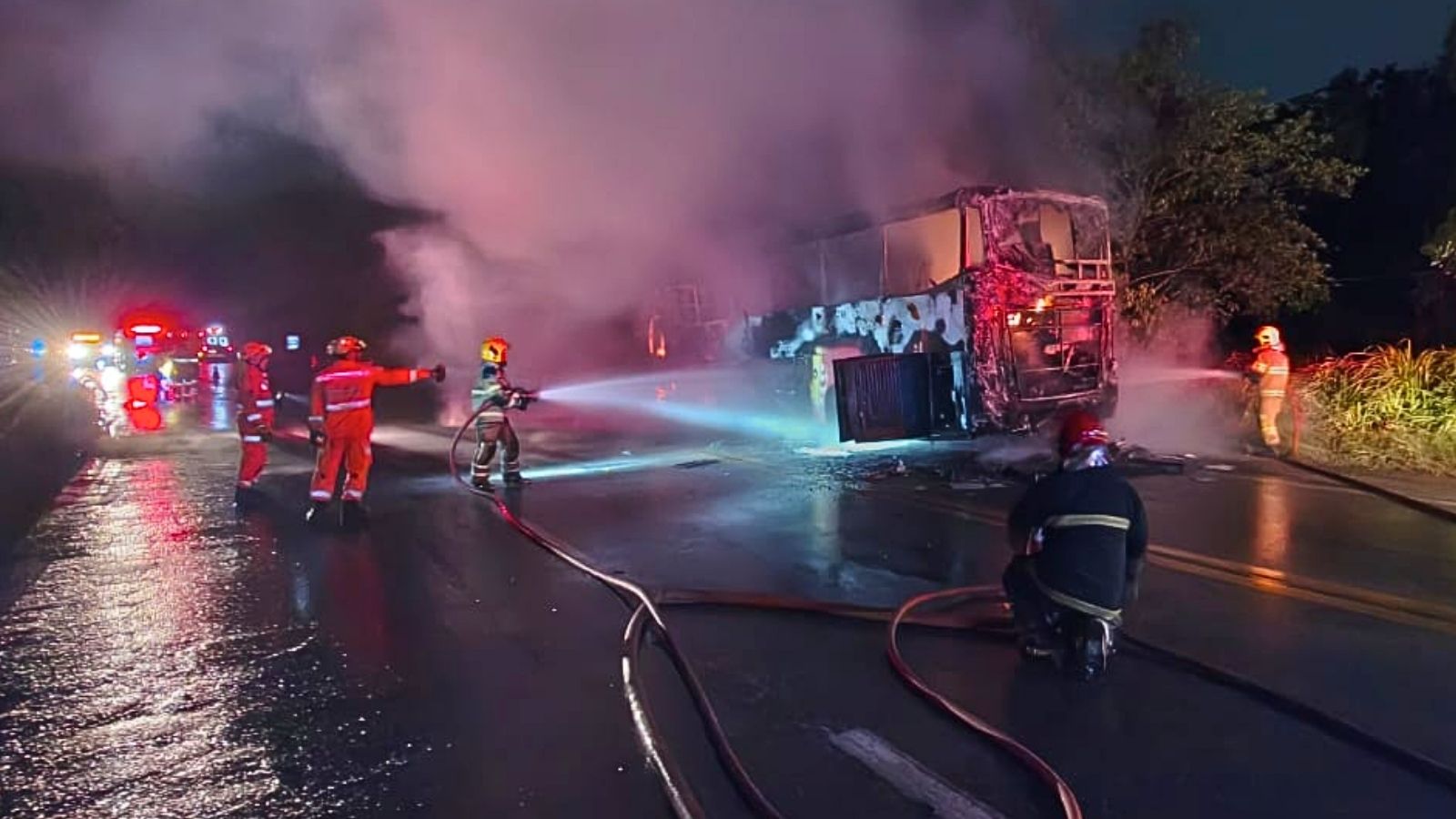 MG: motociclista desaparece após colidir com ônibus que pegou fogo na BR-381 MG: motociclista desaparece após colidir com ônibus que pegou fogo na BR-381