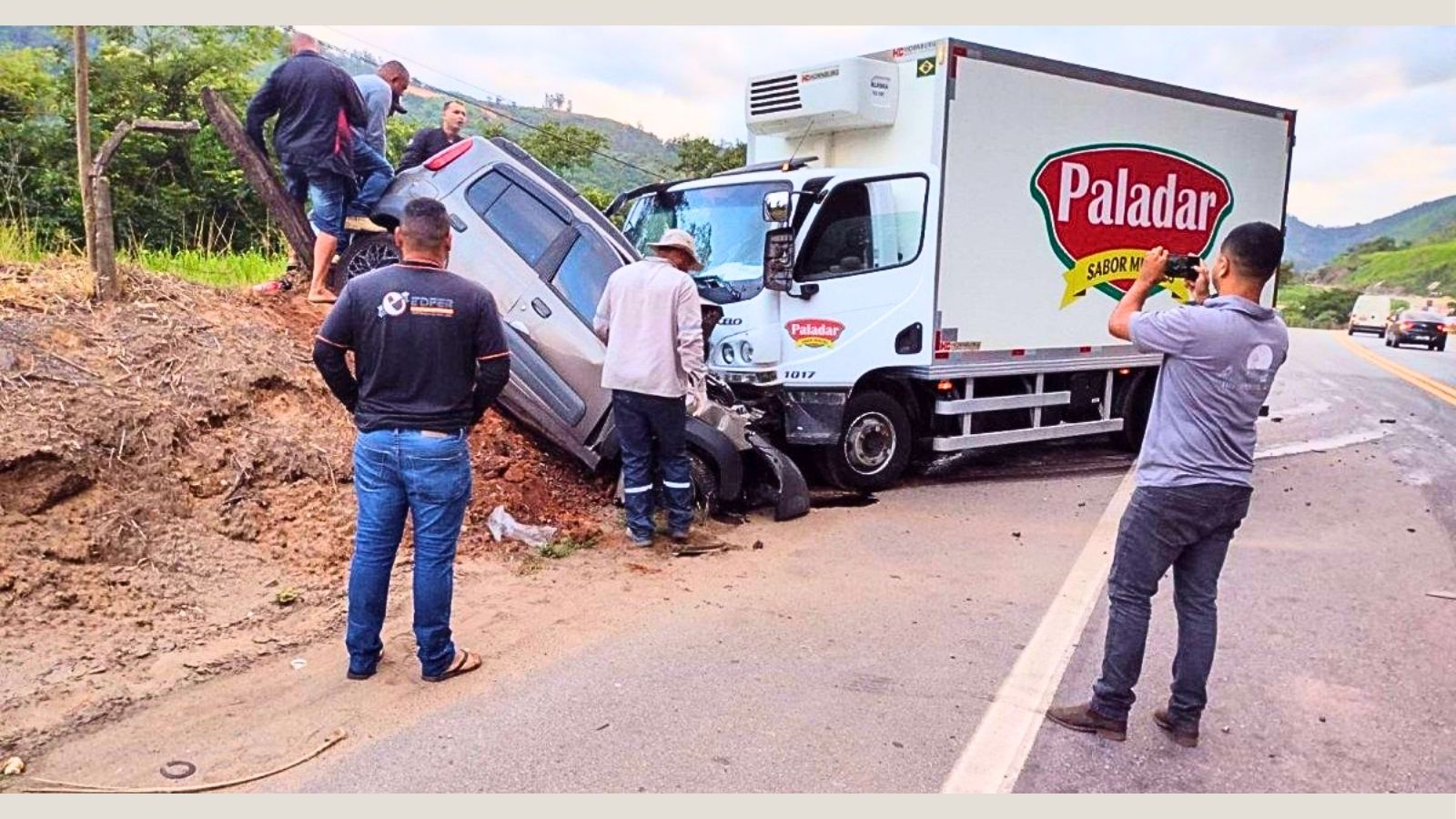 MG: pai, mãe e filha morrem em acidente na BR-381; filho (de 3 anos), na cadeirinha, sobrevive MG: pai, mãe e filha morrem após acidente na BR-381; filho do casal (de 3 anos) sobrevive