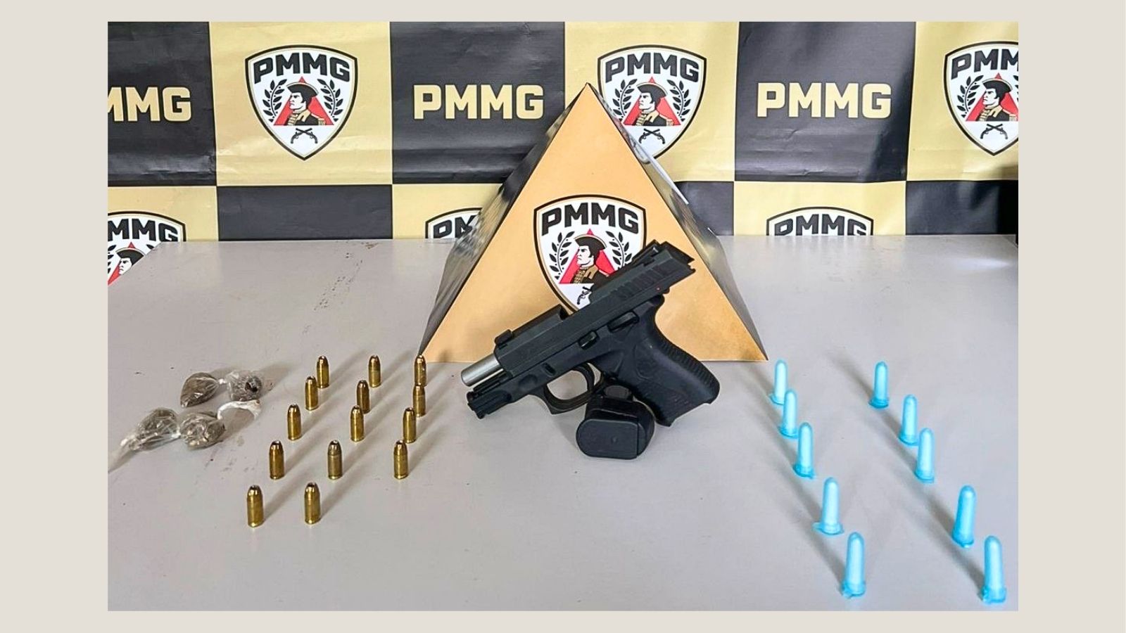 Ouro Preto: traficante foge por mata e deixa para trás pistola, munições e drogas ao avistar a PM Ouro Preto: traficante foge por mata e deixa para trás pistola, munições e drogas ao avistar a PM