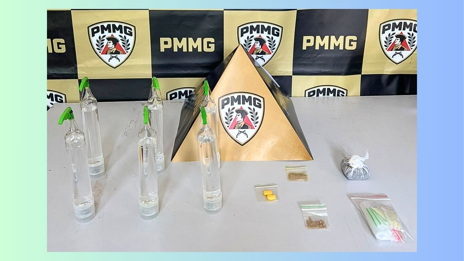 ‘Droga sintética’, ecstasy e lança-perfume em Ouro Preto: PM intercepta entrega na Bauxita e prende 2 'Droga sintética', ecstasy e lança-perfume em Ouro Preto: PM intercepta entrega na Bauxita e prende 2