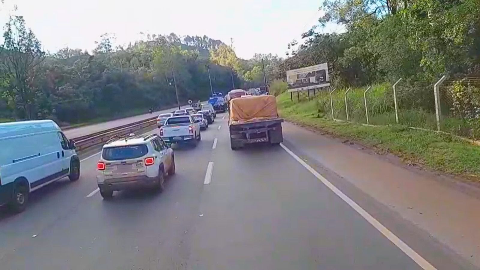 BR-040: 2 ficam feridos em acidente envolvendo moto no Jardim Canadá, em Nova Lima BR-040: 2 ficam feridos após acidente envolvendo moto no Jardim Canadá, em Nova Lima