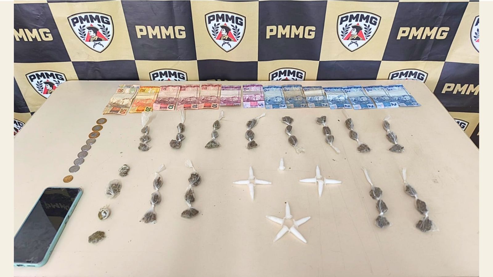 Ação dissimulada da PM resulta na apreensão de adolescente, drogas e dinheiro no PA, em Itabirito Ação dissimulada da PM resulta na apreensão de adolescente, drogas e dinheiro no PA, em Itabirito