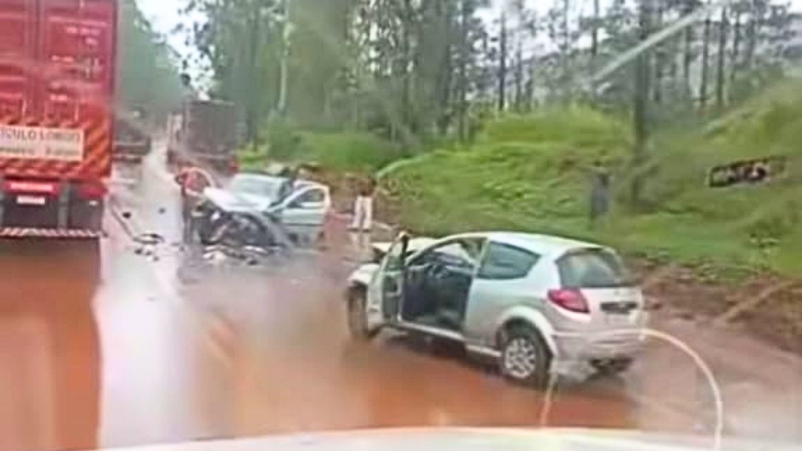 BR-040: batida entre carros deixa 3 feridos perto do Viaduto das Almas, em Ouro Preto BR-040: batida entre carros deixa 3 feridos perto do Viaduto das Almas, em Ouro Preto