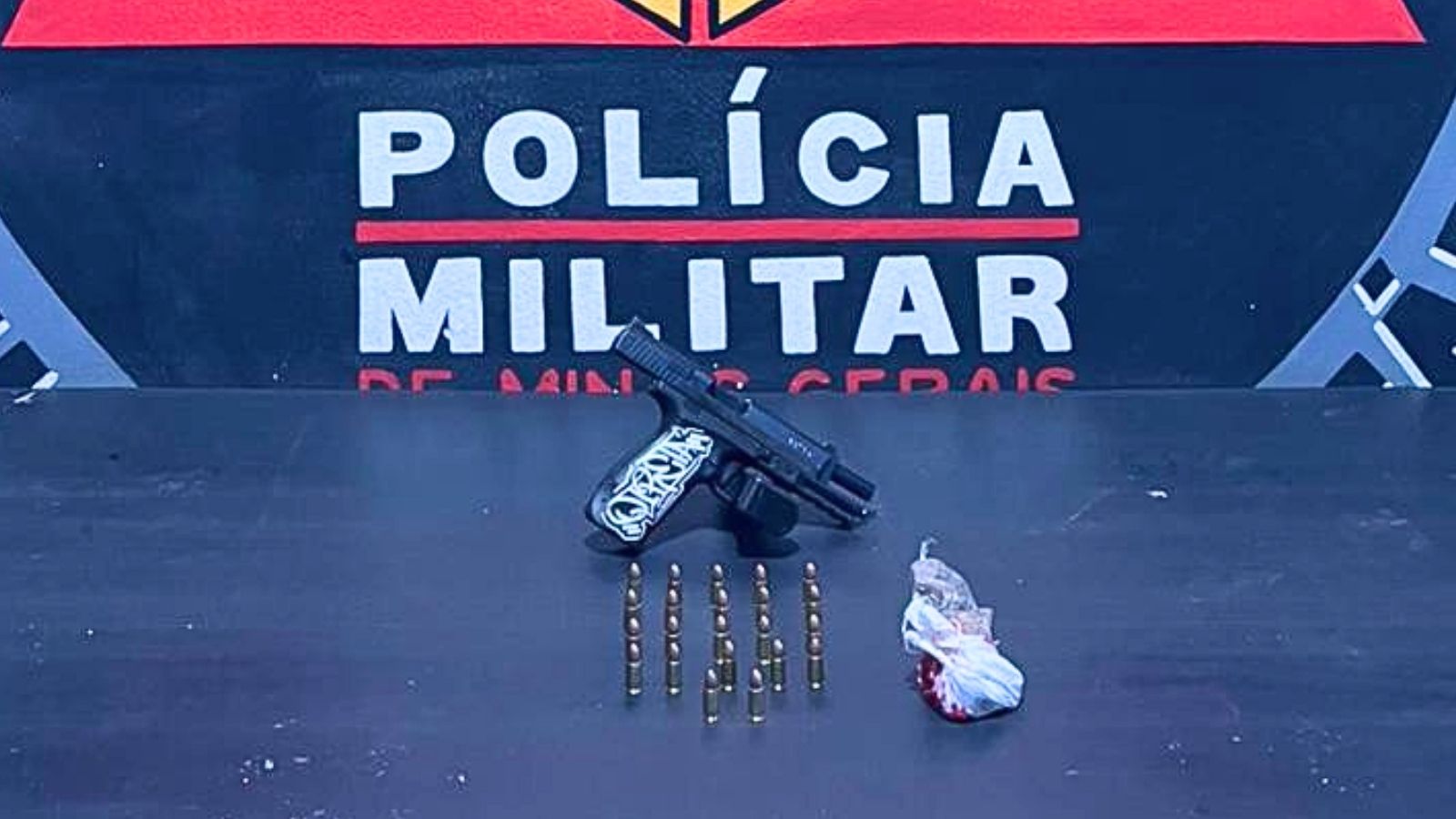 Itabirito: jovem é preso com pistola e maconha em carro no Santa Efigênia Itabirito: jovem é preso com pistola e maconha em carro no Santa Efigênia