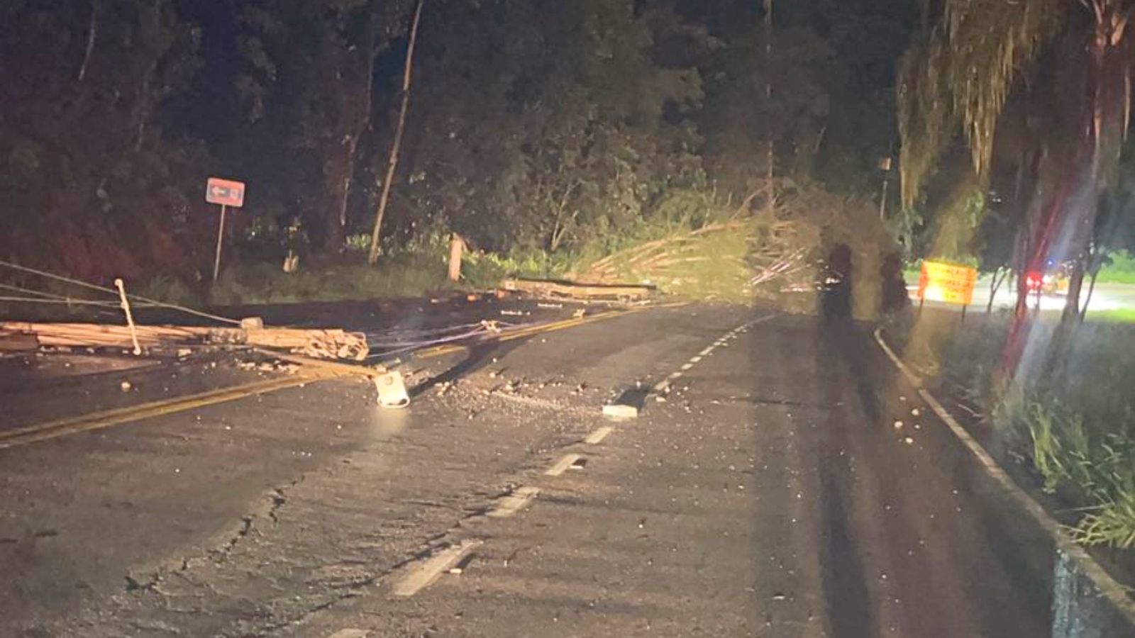 Queda de árvore derruba poste e interdita o Acesso 1 de Itabirito, próximo ao Cemitério Parque Esperança Queda de árvore derruba poste e interdita o Acesso 1 de Itabirito, próximo ao Cemitério Parque da Esperança