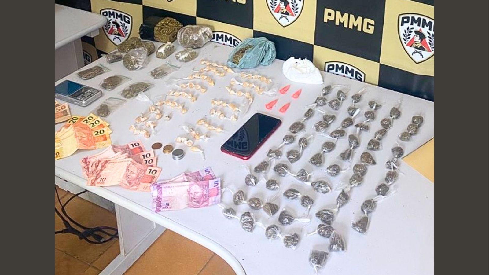 Ouro Preto: adolescente é apreendido com crack, cocaína e maconha no Nossa Senhora das Dores Ouro Preto: adolescente (16 anos) é apreendido com crack, cocaína e maconha no Nossa Senhora das Dores