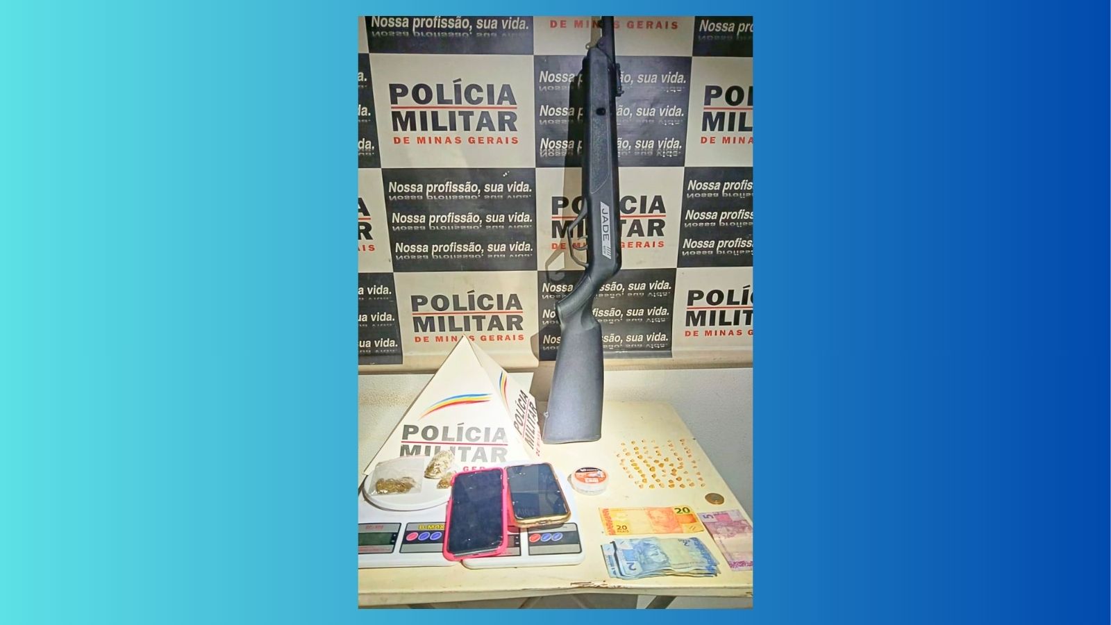 Tráfico na Vila do Sapo, Mariana: 2 jovens de 19 anos correm da PM, 1 é pego, o outro se entrega com a mãe Tráfico na Vila do Sapo, Mariana: 2 jovens de 19 anos correm da PM, 1 é pego, o outro se entrega com a mãe