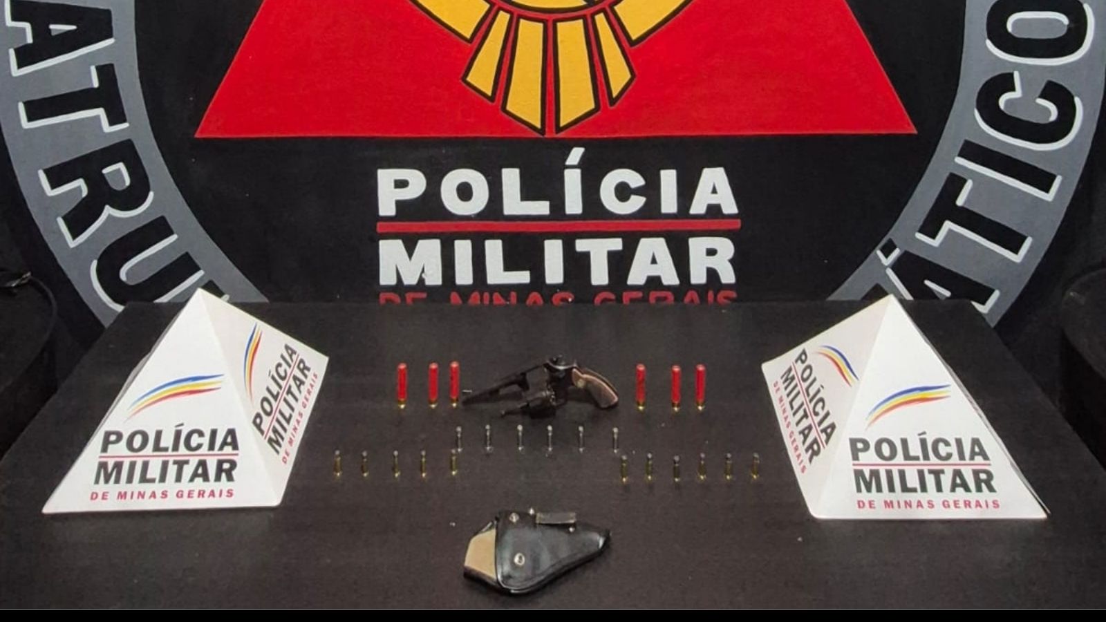 Acusado de vender armas em distrito de Mariana atirava em via pública e teria tentado libertar presos Acusado de vender armas em distrito de Mariana atirava em via pública e teria tentado libertar presos