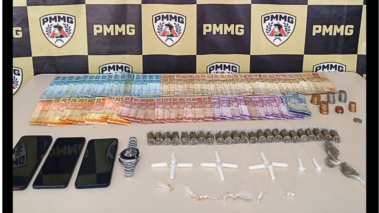 Favelinha do Praia, Itabirito: jovem é preso com drogas ao sair da casa de traficante foragido Jovem é preso e menor apreendido por tráfico de drogas na Favelinha do Praia, em Itabirito