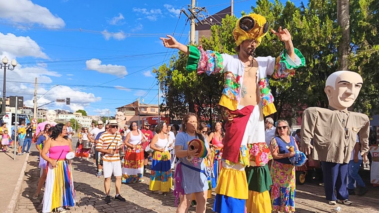 Itabirito: cortejo do Zé Pereira movimenta tarde do Pré-Carnaval Itabirito: cortejo do Zé Pereira movimenta tarde do Pré-Carnaval