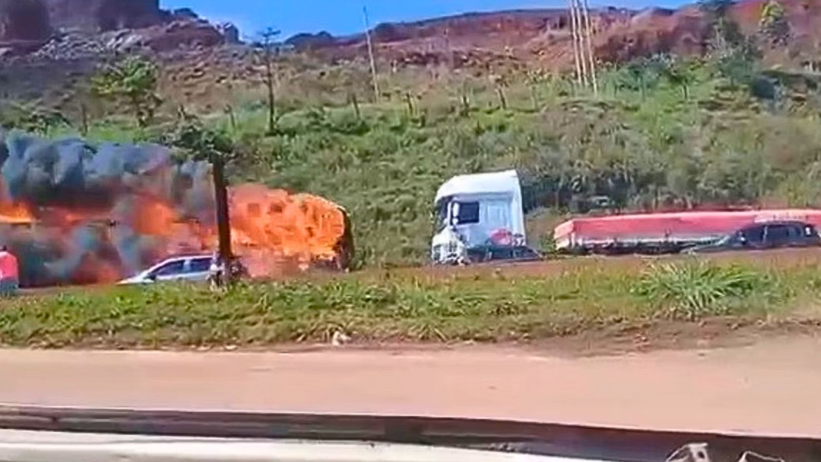 Fernão Dias: ônibus em chamas desce BR-381 de ré; VEJA VÍDEO Fernão Dias: ônibus em chamas desce BR-381 de ré; VEJA VÍDEO