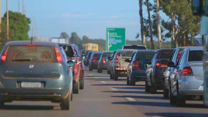 BR-040: em Água Limpa, Itabirito, carro roda na pista; no Jardim Canadá, automóvel acerta moto