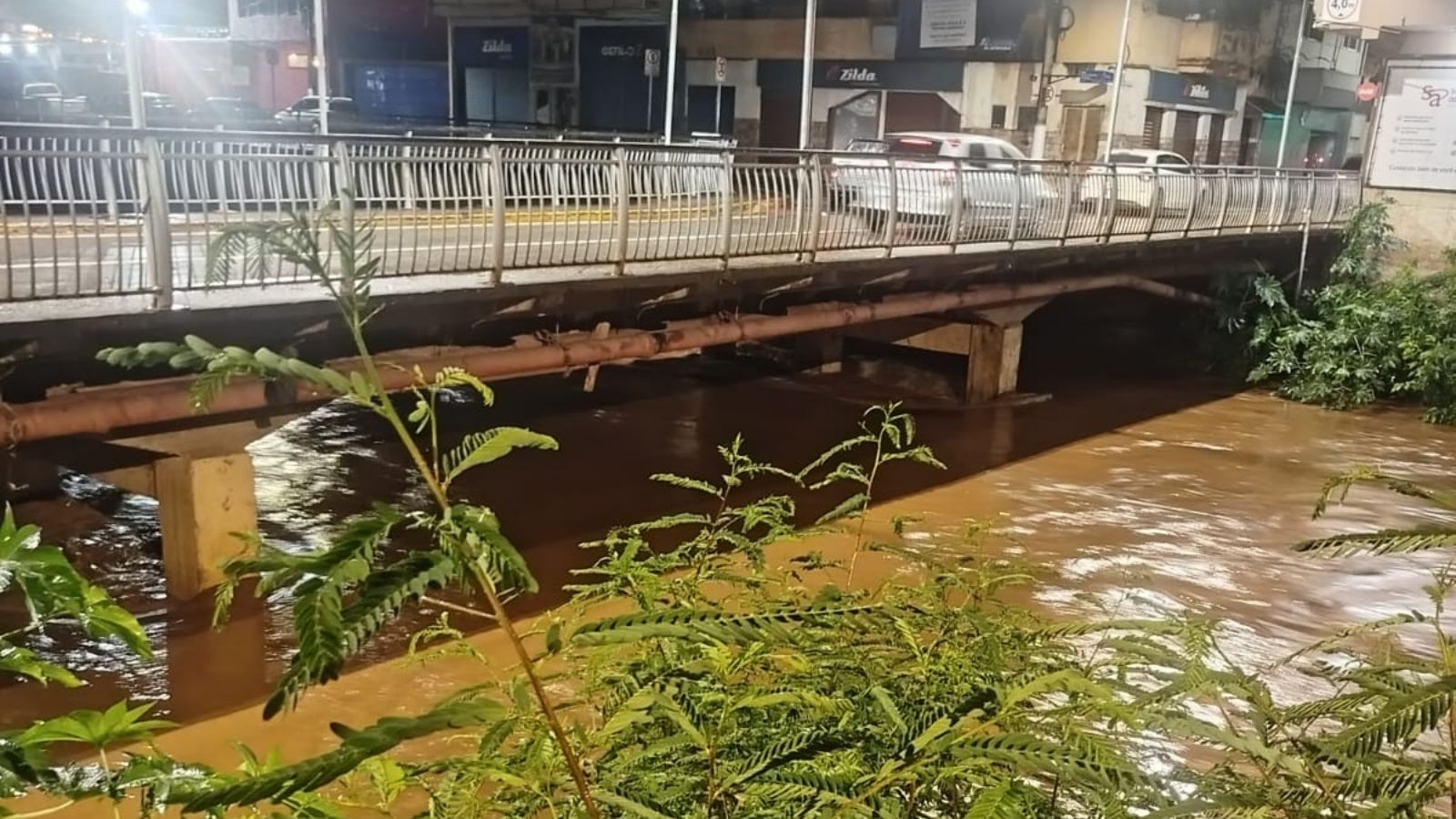 ALERTA: 2,70 metros; nível do Rio Itabirito mais alto que na quinta-feira; chuva intensa nos afluentes ALERTA: 2,70 metros; nível do Rio Itabirito mais alto que na quinta-feira; chuva intensa nos afluentes