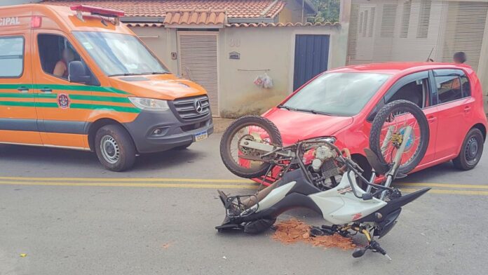 João Carolino, Itabirito: motociclista bate em carro que entrava em garagem e é socorrido pela Brigada