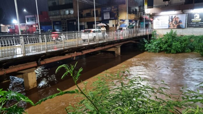 De 30 cm para 2,3 metros: Rio Itabirito sobe rápido com quase 100 mm de chuva nesta quinta