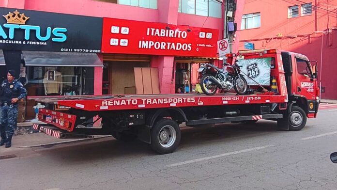 Blitz em Itabirito termina em prisão após motociclista recusar se identificar e confrontar a GCM
