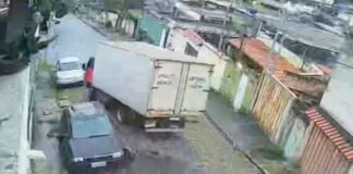 BH: caminhão perde o controle em rua molhada e atinge 3 carros estacionados BH: caminhão perde o controle em rua molhada e atinge carros estacionados
