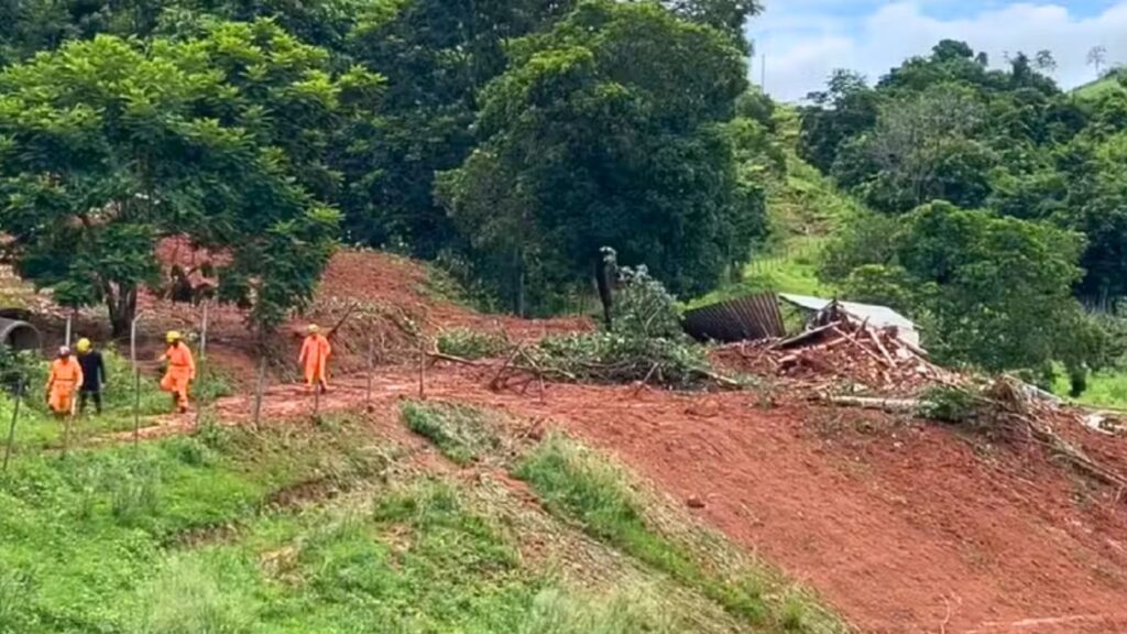 MG: fortes chuvas provocam deslizamento de terra e matam mãe, filhos e padrasto