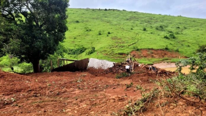 MG: fortes chuvas provocam deslizamento de terra e matam mãe, filhos e padrasto