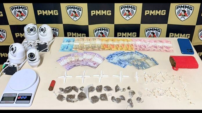 Itabirito: jovem (de 18 anos) é pego com crack, cocaína, maconha e dinheiro na Favelinha do Praia