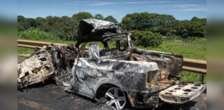 MG: 4 pessoas morrem carbonizadas em acidente envolvendo picape e 2 carretas na BR-381 MG: 4 pessoas morrem carbonizadas em acidente envolvendo picape e 2 carretas na BR-381