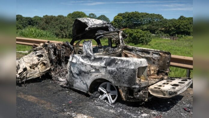 MG: 4 pessoas morrem carbonizadas em acidente envolvendo picape e 2 carretas na BR-381