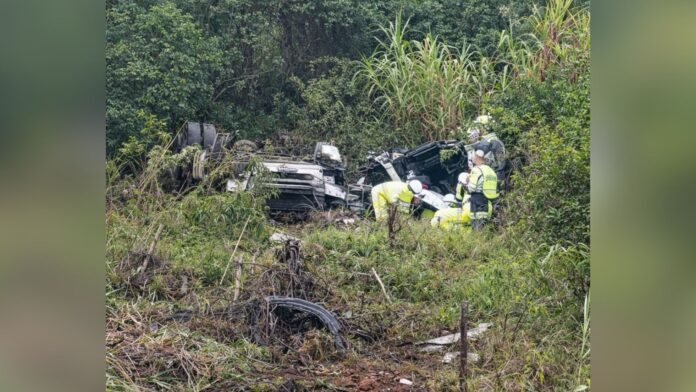 BR-040, Alphaville: capotamento de caminhão deixa 1 morto e 1 gravemente ferido em Nova Lima
