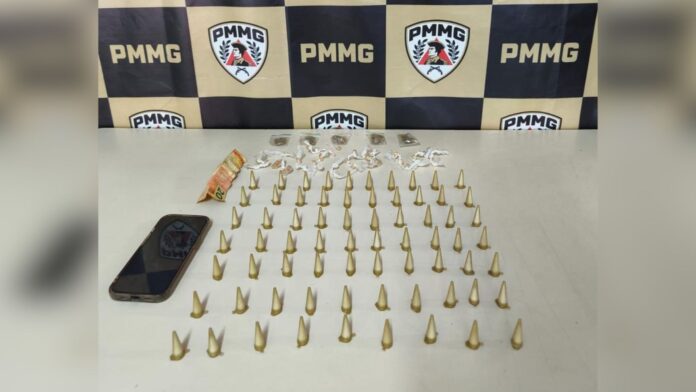 Adolescente tenta fugir da PM, mas é pego com crack, cocaína e maconha na Vila Gonçalo, em Itabirito