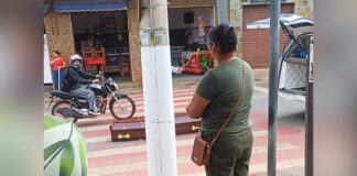 Itabirito: caixão com corpo dentro cai de carro funerário e chama atenção de populares no Santa Efigênia Itabirito: caixão cai de carro funerário e chama atenção de populares no Santa Efigênia