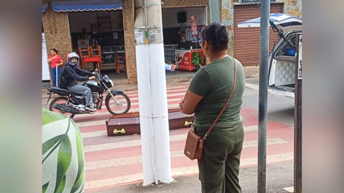 Itabirito: caixão cai de carro funerário e chama atenção de populares no Santa Efigênia