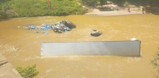 MG-262, Mariana: caminhão cai de ponte, fica submerso no Rio Gualaxo e motorista morre MG-262, Mariana: caminhão cai de ponte, fica submerso no Rio Gualaxo e equipes procuram pelo motorista