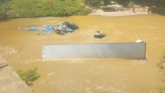 MG-262, Mariana: caminhão cai de ponte, fica submerso no Rio Gualaxo e equipes procuram pelo motorista