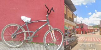 Itabirito: homem em bike a caminho do trabalho fica ferido em choque com carro ao lado do Farid Praia Itabirito: trabalhador em bicicleta a caminho do serviço fica ferido em choque com carro próximo ao Farid