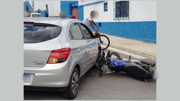 Itabirito: carro e moto se chocam em cruzamento no começo da Vila Gonçalo