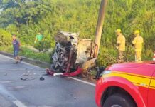 MG: jovem morre carbonizado após carro bater em poste e pegar fogo na BR-381 MG: jovem morre carbonizado após carro bater em poste e pegar fogo na BR-381