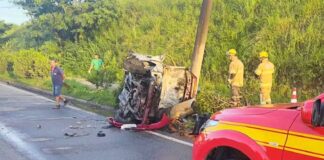 MG: jovem morre carbonizado após carro bater em poste e pegar fogo na BR-381 MG: jovem morre carbonizado após carro bater em poste e pegar fogo na BR-381